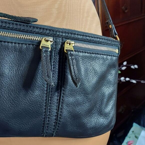 Fossil Black Leather Crossbody Multiple Zippered Compartments - Picture 4 of 10